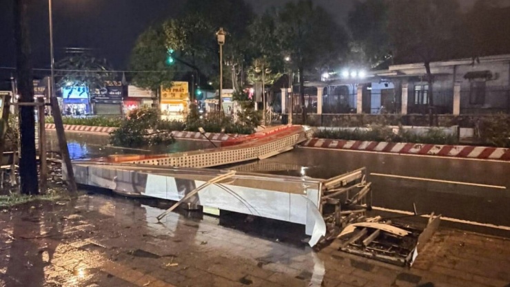 Cổng chào đổ sập (ảnh: Người dân cung cấp)