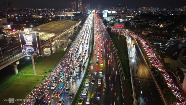 Dòng xe kéo dài nhiều km trên đường Điện Biên Phủ qua ga Tân Cảng của metro Bến Thành - Suối Tiên.