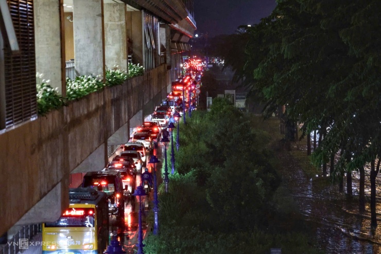 Mưa trắng trời TP HCM, giao thông tê liệt, người dân chật vật - 9