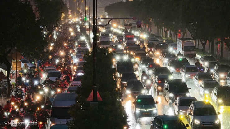 Mưa trắng trời TP HCM, giao thông tê liệt, người dân chật vật - 17