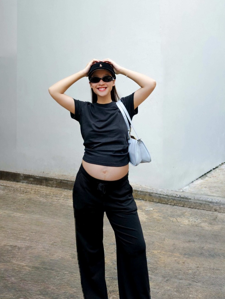 Khả Ngân mặc croptop hở bụng bầu.