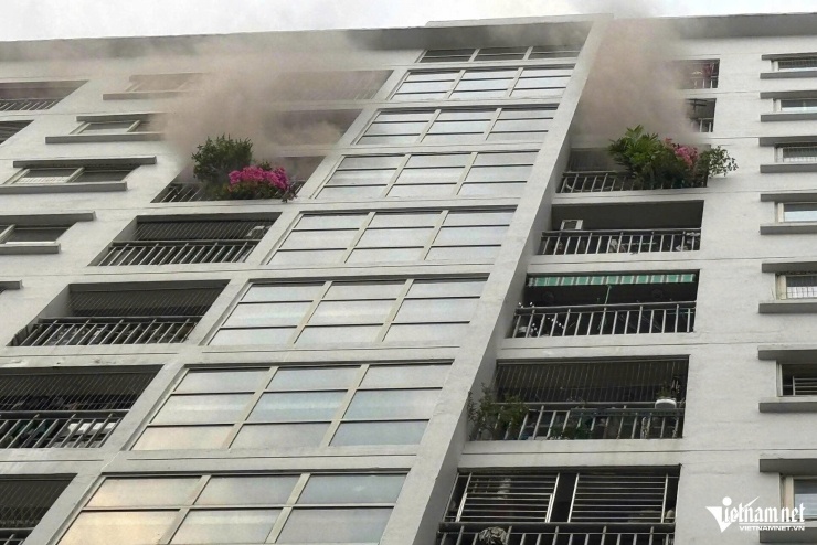 Khói bốc ra từ khu vực tầng 10 của tòa nhà. Ảnh: Đình Hiếu