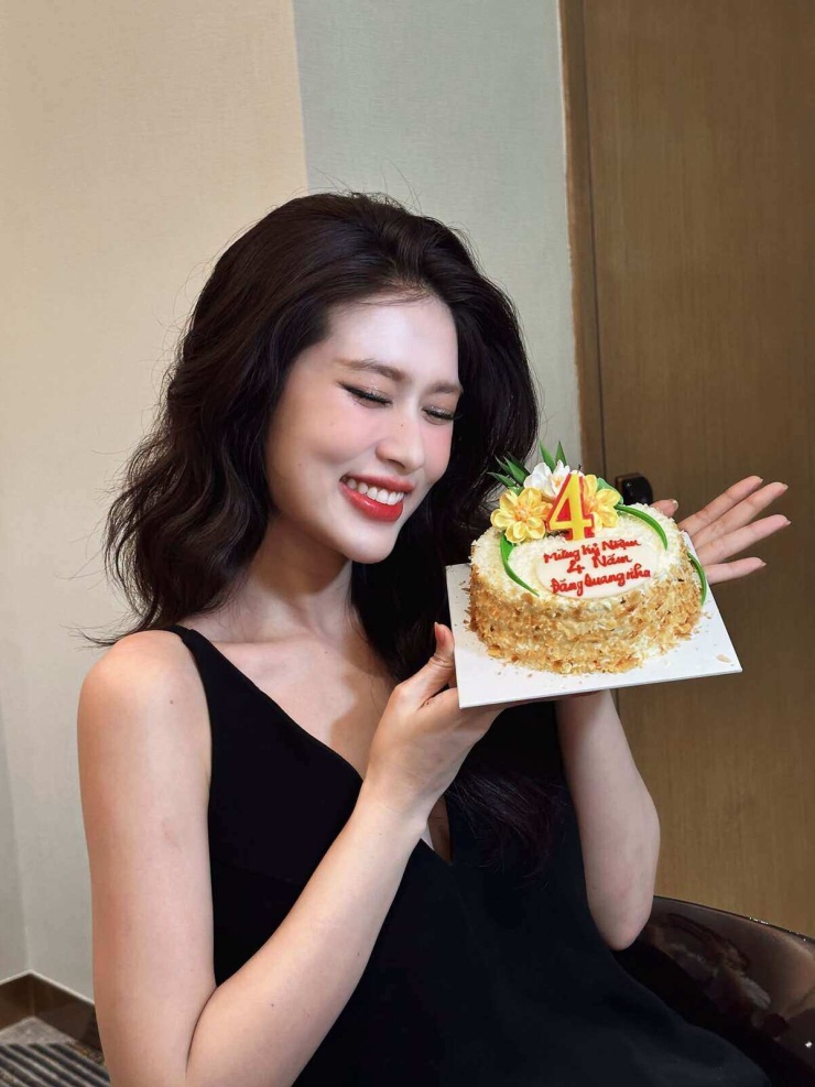 Ảnh sao 2/10: Hòa Minzy xách túi hơn nửa tỷ đồng đi sự kiện - 4