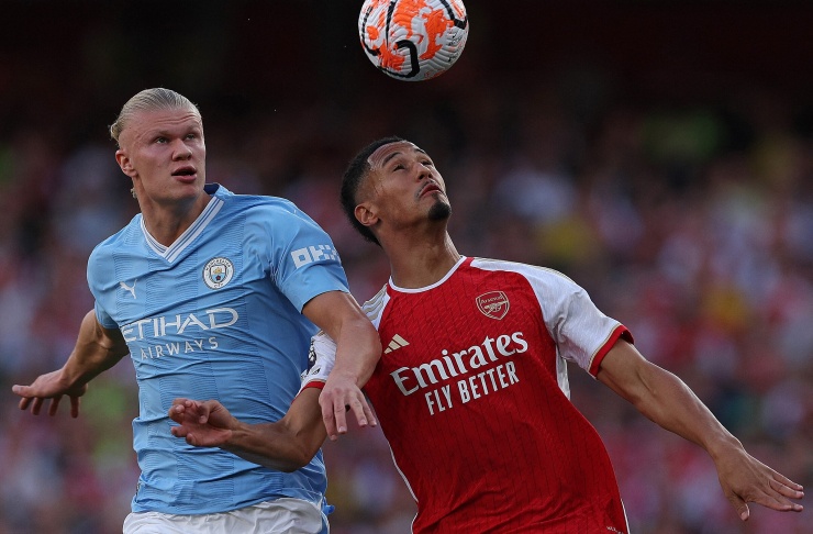 Tiền đạo Erling Haaland (trái) tranh chấp với hậu vệ William Saliba trong trận Ngoại hạng Anh giữa Arsenal với Man City trên sân Emirates ngày 8/10/2023. Ảnh: AFP