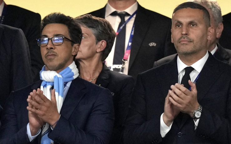 Chủ sở hữu Man City Sheikh Mansour (trái) và Chủ tịch CLB Khaldoon Al Mubarak. Ảnh: PA