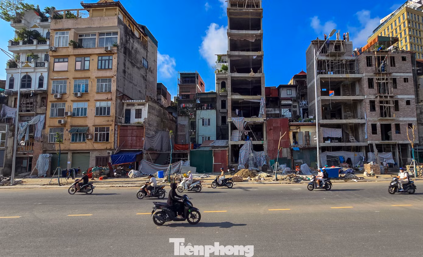 Sau giải phóng mặt bằng, diện mạo hai bên tuyến đang dần hình thành. Nhiều căn nhà có mặt tiền không đồng đều, một số hộ vẫn sửa chữa, hoàn thiện công trình.