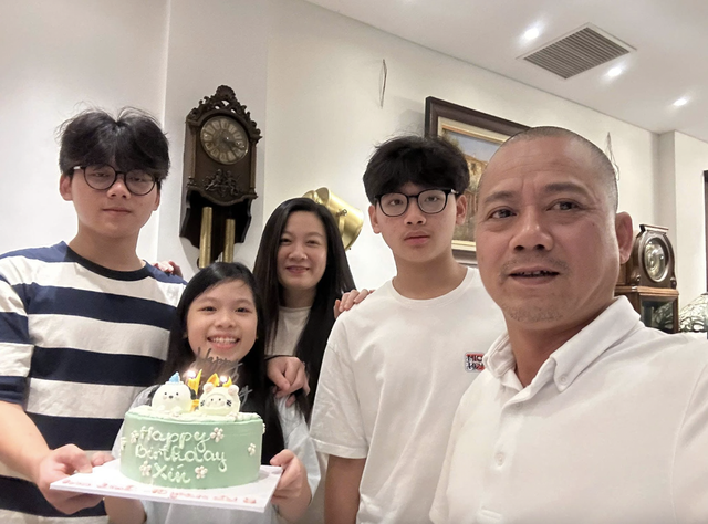 Gia đình của đạo diễn Bình Trọng và bà xã hoa khôi Thu Phương có 3 con "đủ nếp đủ tẻ".