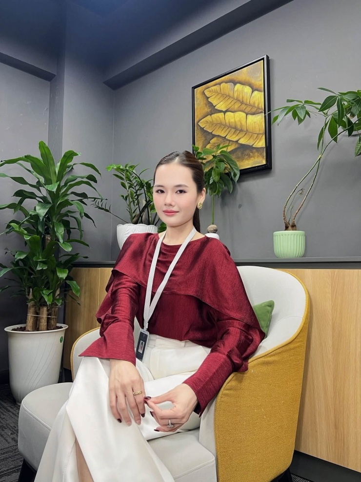Nữ diễn viên ở hậu trường phim. 