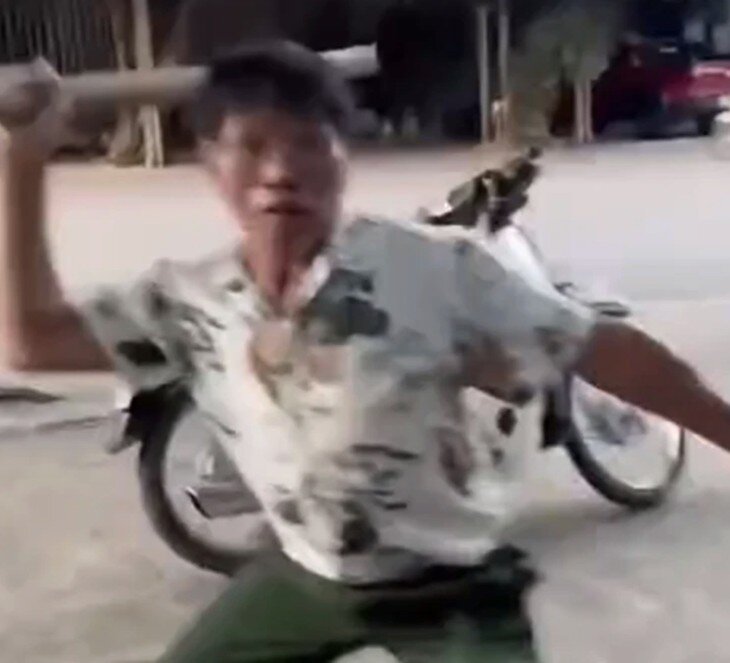 Hình ảnh nhân viên nhà hàng thịt dê đuổi đánh người lan truyền trên mạng xã hội. Ảnh cắt từ clip