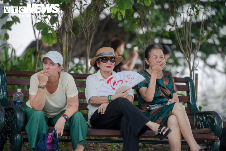 “Hồ Gươm vốn đã rất quen thuộc với người dân, nhưng có thêm những điểm mới để tham quan cũng thú vị. Tôi đang chờ lúc công trình hoàn thiện, nhất là buổi tối khi hệ thống chiếu sáng được bật lên”, bà Nga, ở phường Hoàn Kiếm nói.