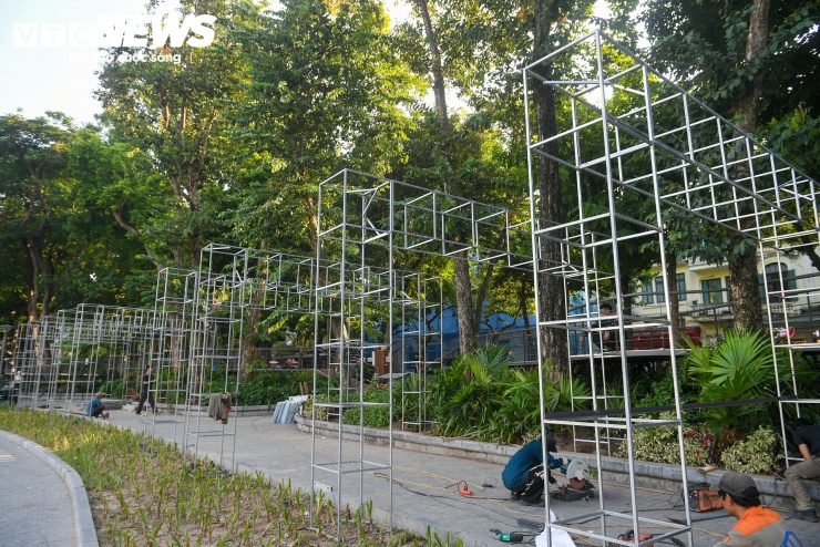 “Dải lụa ký ức” được thực hiện theo hướng tạm thời. Không gian dự kiến phục vụ người dân, du khách từ ngày 8/10 đến hết 2/12/2026. Sau thời gian này, các hạng mục sẽ được tháo dỡ, hoàn trả khu vực về trạng thái thường nhật. Kinh phí thực hiện được cho biết là nguồn xã hội hóa, không sử dụng ngân sách.