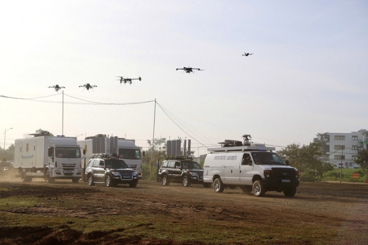 Xe tác chiến điện tử và thiết bị bay không người lái (UAV) được đưa vào diễn tập, cho thấy yêu cầu ứng dụng phương tiện, công nghệ trong xử lý các tình huống an ninh, trật tự hiện nay.