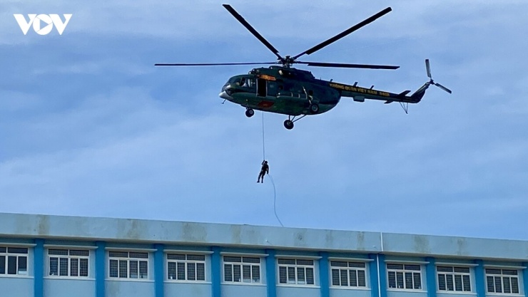 Lực lượng quân đội sử dụng trực thăng đưa cảnh sát đặc nhiệm tiếp cận tòa nhà từ trên cao, thực hiện phương án giải cứu con tin.