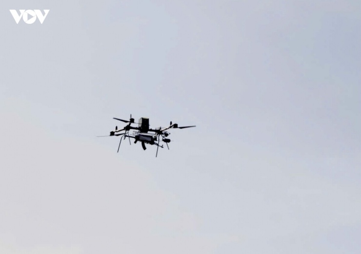 Thiết bị bay không người lái (UAV) mang theo súng máy để tấn công mục tiêu. 