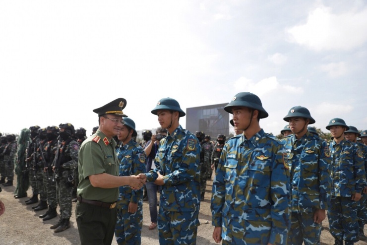 Thượng tướng Phạm Thế Tùng, Thứ trưởng Bộ Công an thăm, động viên cán bộ, chiến sĩ các lực lượng tham gia diễn tập. 