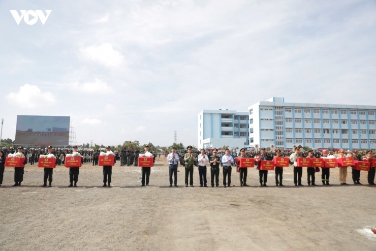 Lãnh đạo Bộ Công an và lãnh đạo tỉnh Đắk Lắk tặng quà, chúc mừng các lực lượng tham gia diễn tập hoàn thành nhiệm vụ.