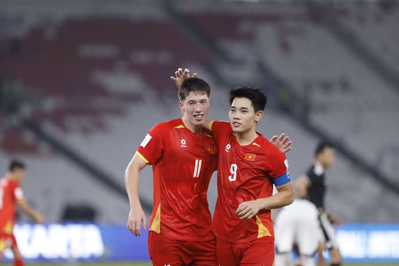 Thầy trò HLV Kim vượt qua khó khăn để thắng ngược Pakistan. Ảnh: Hữu Phạm.
