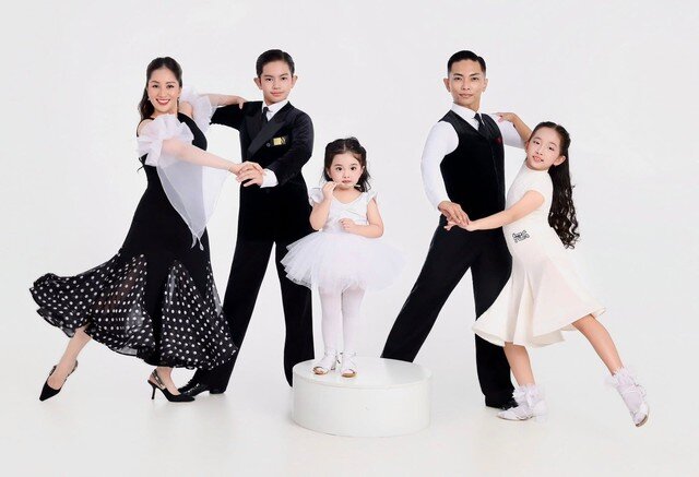 'Đội hình đẹp như mơ' của nhà Khánh Thi - Phan Hiển - 2