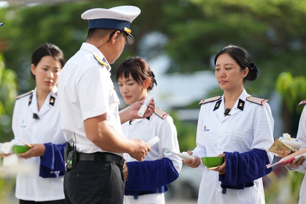 Văn Mai Hương trong phần nhiệm vụ "Lễ tiết tác phong".