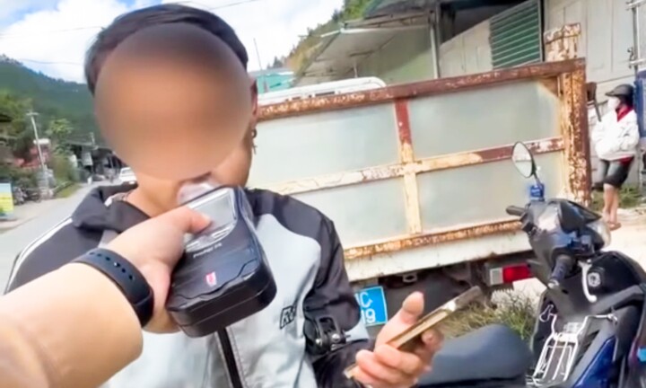Tài xế T. “phồng mồm” thổi nồng độ cồn nhưng thực chất là nín thở để qua mặt cảnh sát. (Ảnh: Đội CSGT đường bộ số 4, Phòng CSGT Công an tỉnh Lào Cai)