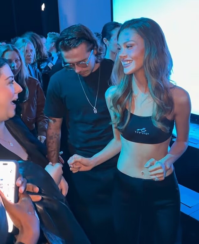 Brooklyn Beckham và vợ, Nicola Peltz, tới show MESSIKA. Ảnh: Backgrid