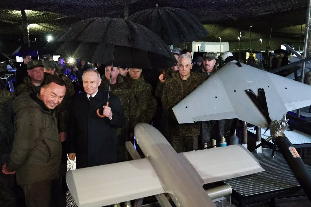 Tổng thống Nga Vladimir Putin thị sát cuộc tập trận ở tỉnh Chelyabinsk. (Ảnh: AP)