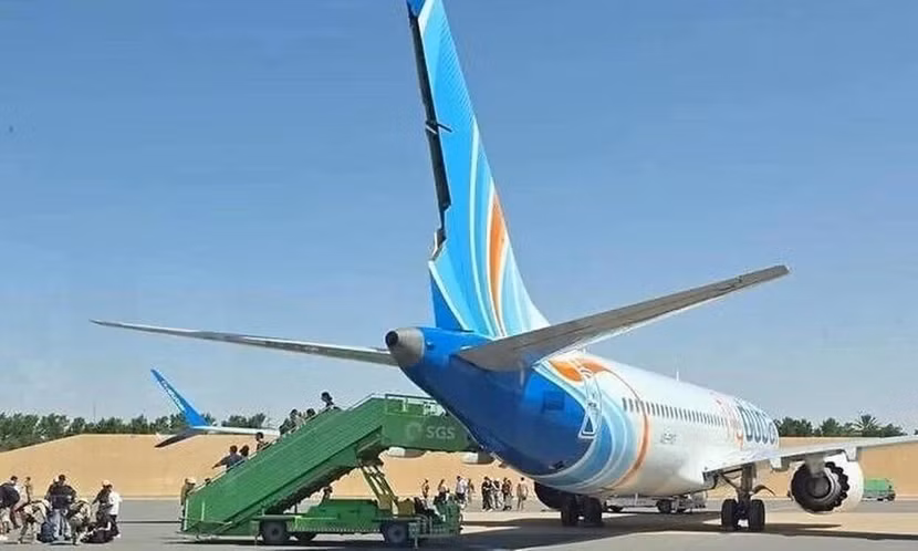 Chiếc máy bay gặp sự cố của Flydubai hạ cánh xuống sân bay ở Saudi Arabia. Ảnh: Times of Israel