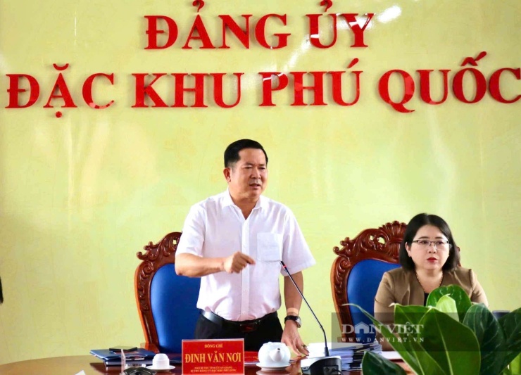 Đảng ủy đặc khu Phú Quốc công khai số điện thoại của lãnh đạo chủ chốt. (Trong ảnh: Ông Đinh Văn Nơi và bà Đặng Thị Hồng Gấm tại cuộc họp nghe báo cáo công tác tiếp nhận, phân loại, xử lý đơn gần đây). Ảnh: Hồng Cẩm