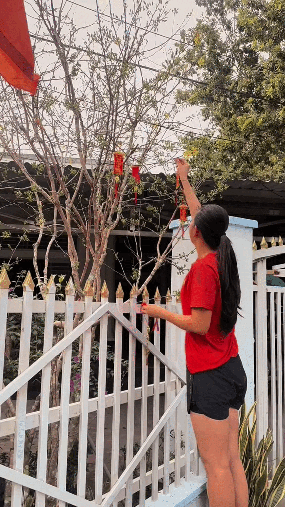 Hàng rào sơn trắng trước cổng.