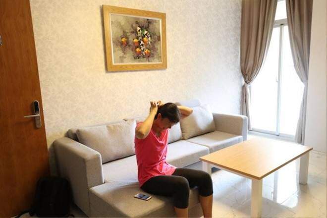 Phòng khách với bộ bàn sopha đơn giản. "Tôi cảm thấy rất hạnh phúc. Căn nhà đẹp hơn tôi tưởng tượng".