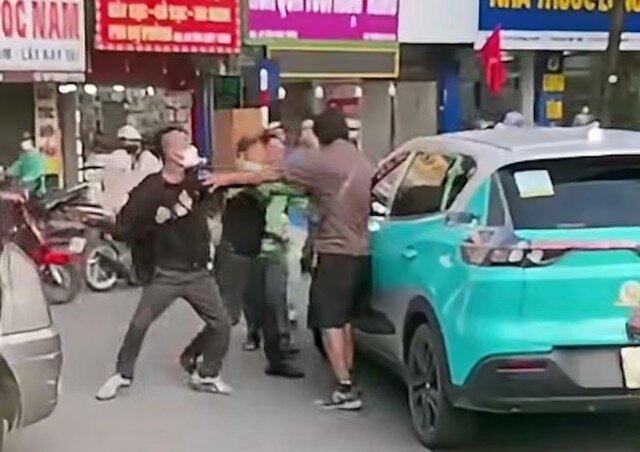 Người đàn ông bị nhóm đối tượng vây đánh tại khu vực gần cổng Bệnh viện Đại học Y Hà Nội. Ảnh cắt từ video