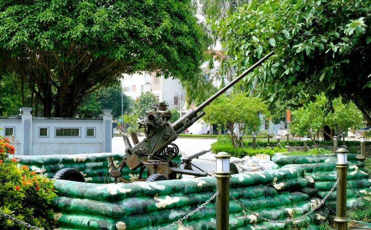 Trận địa pháo phòng không Lam Hạ được phục dựng lại ngay tại nơi diễn ra những trận đánh khốc liệt năm xưa. Ảnh: Lam Sơn