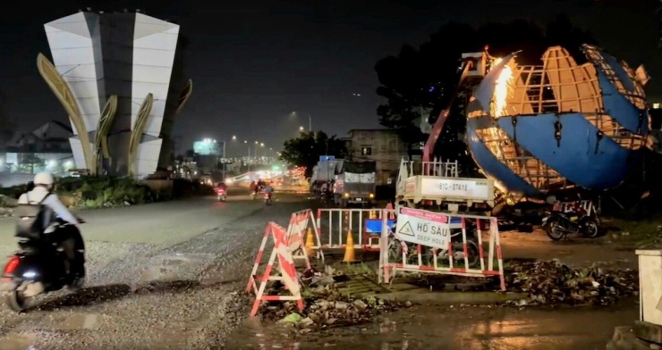 Quả cầu được tháo dỡ để thi công quốc lộ 13 mở rộng. Ảnh: Thái Hà