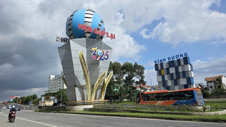 Quả cầu khi chưa tháo dỡ. Ảnh: Thái Hà