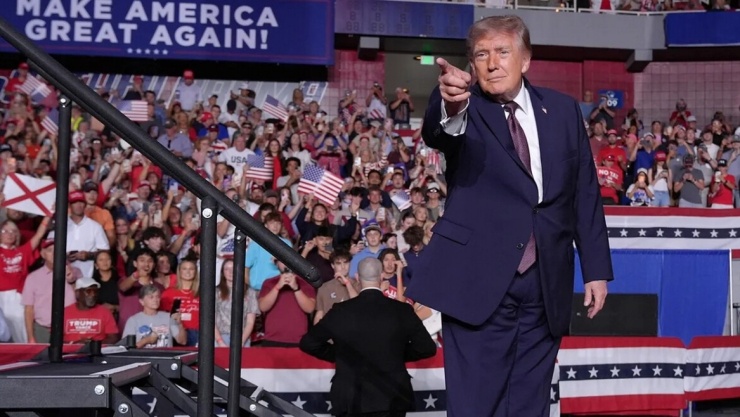 Tổng thống Mỹ Donald Trump phát biểu tại cuộc mít tinh tranh cử ở Trung tâm Mitchell tại Mobile, bang Alabama ngày 2/10 (Ảnh: AP)