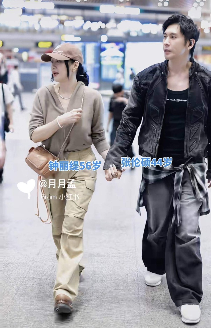 Chung Lệ Đề nắm tay chồng tại sân bay.
