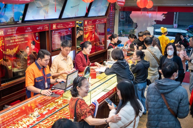 Vụ án liên quan đến trốn thuế ở Công ty TNHH Bảo Tín Minh Châu vẫn đang trong quá trình điều tra. Trong ảnh người dân đang mua vàng ở Bảo Tín Minh Châu. Ảnh: V.LONG