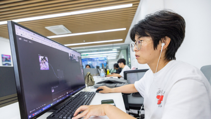 Nhân viên tại một cơ sở sản xuất phim AI ở Trung Quốc.