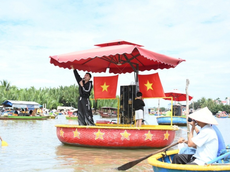 Huy R biểu diễn “Anh Thanh Niên” trên thuyền thúng giữa không gian sông nước Hội An.