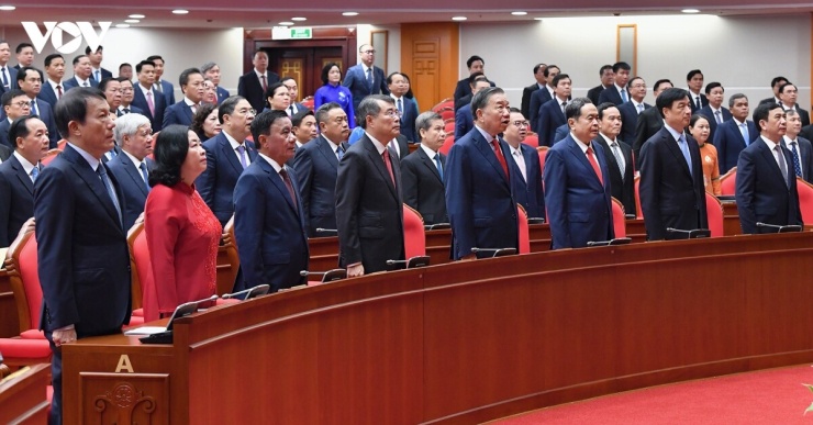 Các đại biểu dự khai mạc Hội nghị lần thứ tư Ban Chấp hành Trung ương Đảng khóa XIV làm lễ chào cờ