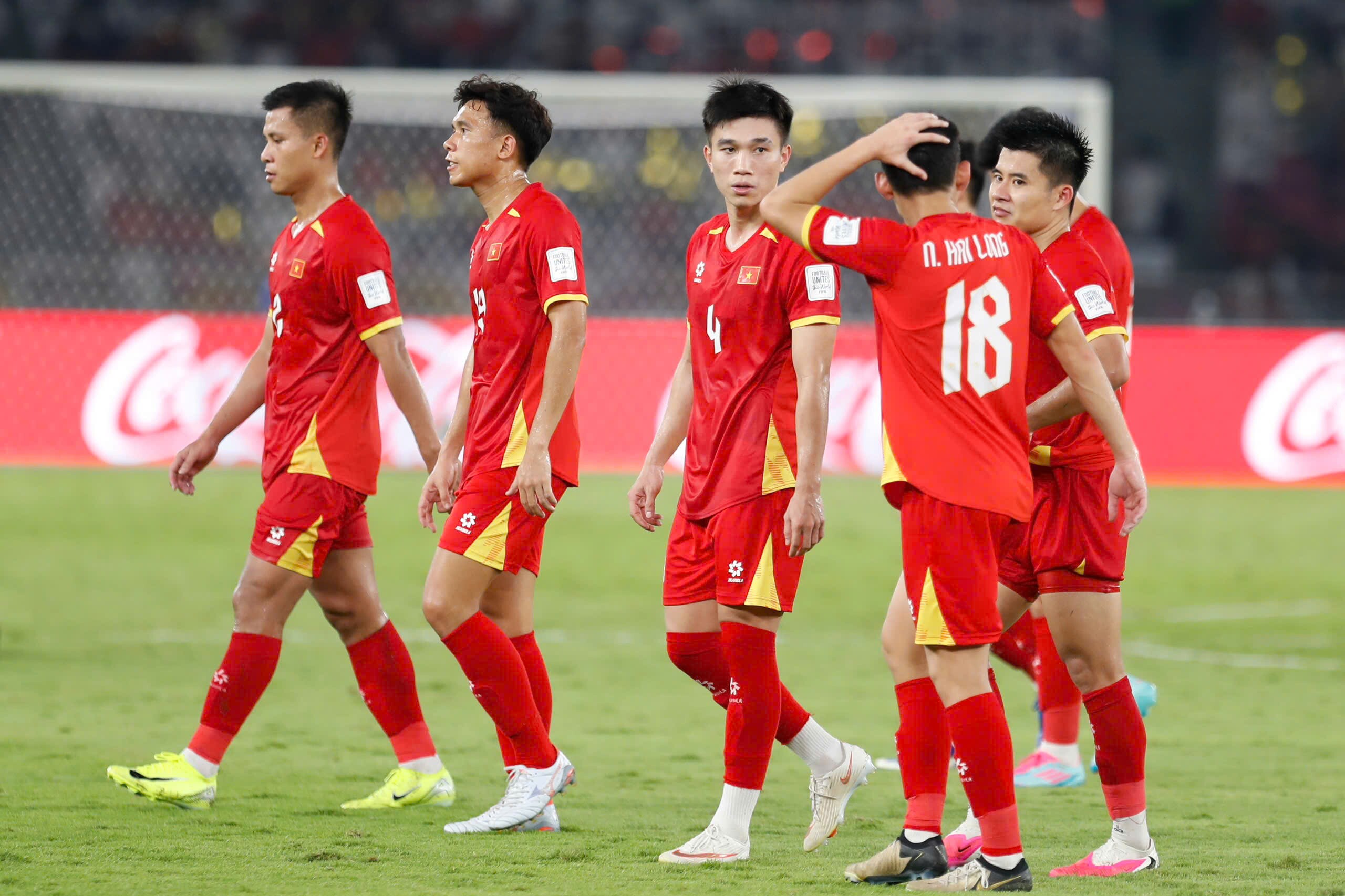 Xuyên suốt trận đấu, nhà vô địch AFF Cup chơi lấn lướt, tạo ra nhiều cơ hội hơn nhưng không thể tận dụng thành công, trước khi thủng lưởi ở phút 62