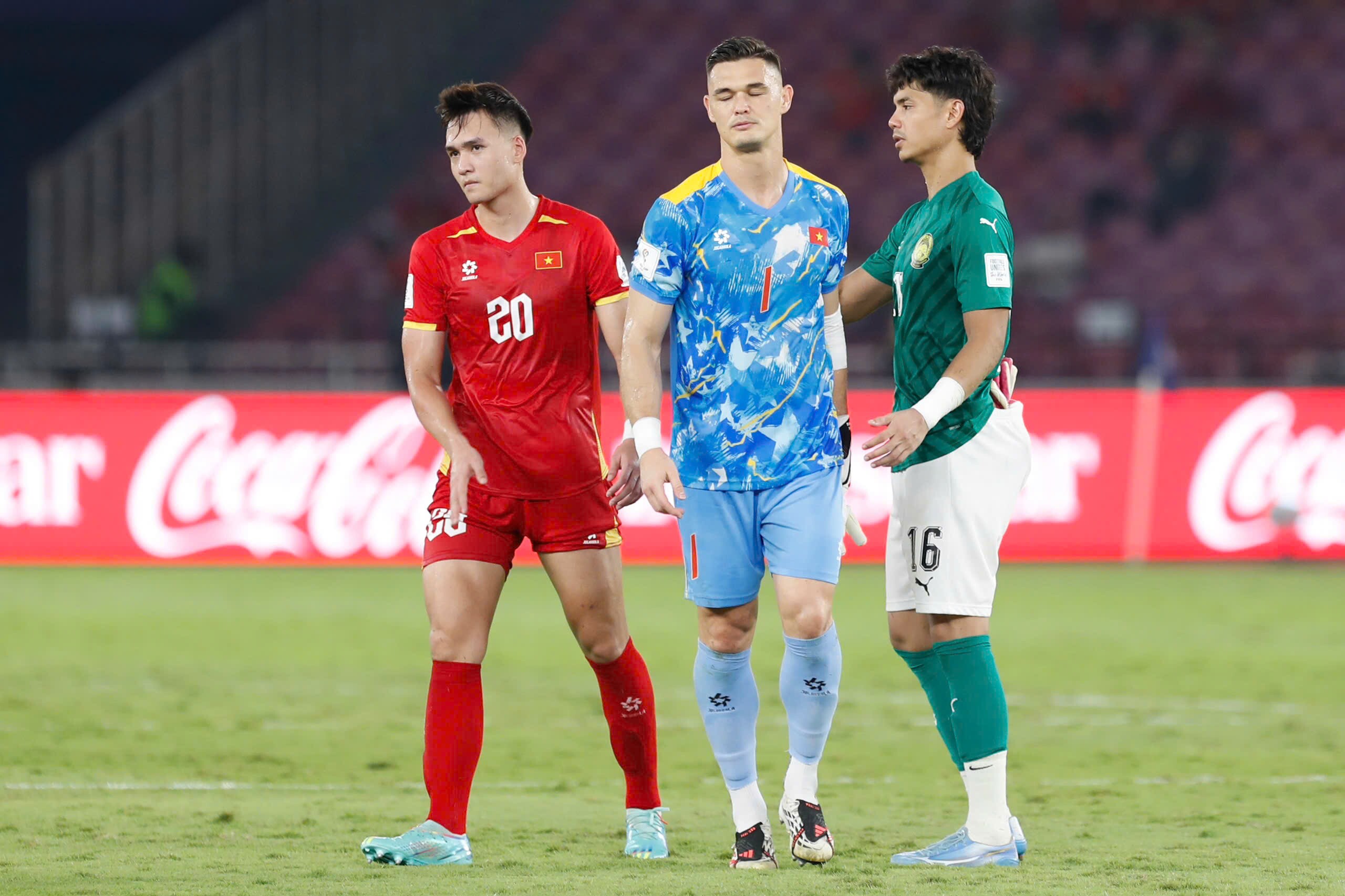 Thủ môn Lê Giang Patrik có ít nhất 2 pha cứu thua xuất thần nhưng cũng không thể giúp ĐT Việt Nam tránh khỏi thất bại