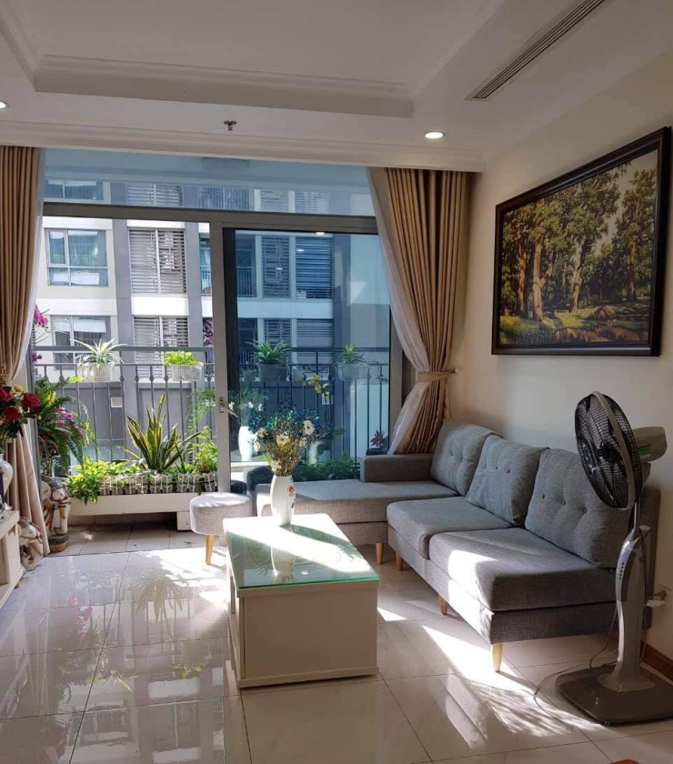 Phòng khách là nơi nữ MC thích nhất vì đây là gian phòng đón đầy đủ nắng gió từ ngoài ban công vào nên vô cùng mát mẻ, thoải mái. Đối diện cửa sổ là bộ sofa xám đơn giản. Trên tường được BTV Hoài Anh trang trí những bức hình kỉ niệm cả ở trong công việc lẫn cuộc sống đời thường của cô. Phòng khách cũng là nơi nữ nghệ sĩ thường lui tới để tụ họp trò chuyện cùng các thành viên trong gia đình và bạn bè.