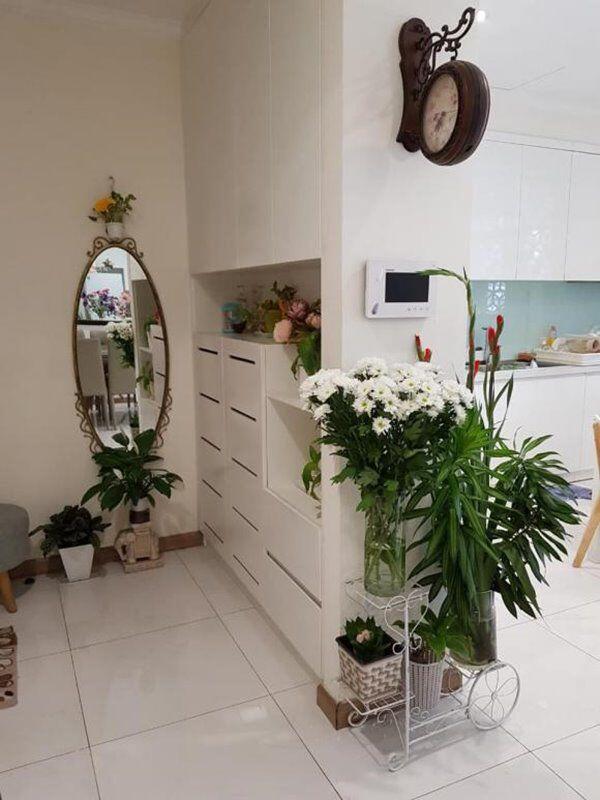 Ngoài sắc trắng thì việc tiết giảm nội thất ở mức vừa đủ cũng là bí quyết để nhà của BTV Hoài Anh dễ chịu và trông thiện cảm đến thế. Có thể nói, căn hộ của BTV Hoài Anh là mẫu căn hộ mơ ước của nhiều người trẻ: Trẻ trung, hiện đại, nhẹ nhàng. Cũng rất dễ đoán được Hoài Anh là người yêu thích cỏ cây hoa lá. Hoa tươi được bày biện ở khắp nơi trong phòng khách. Cô cũng dành phần ban công để trồng nhiều loại cây khiến ngôi nhà trông mát mẻ, thoáng đãng hơn hẳn.