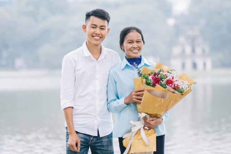 Đồng Văn Hùng và mẹ - cô Dương Thị Cường
