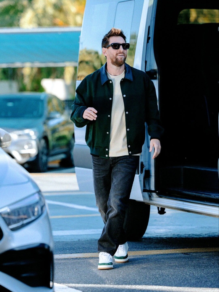 Messi như ngôi sao nhạc rock hội quân với Argentina. Ảnh: AFA