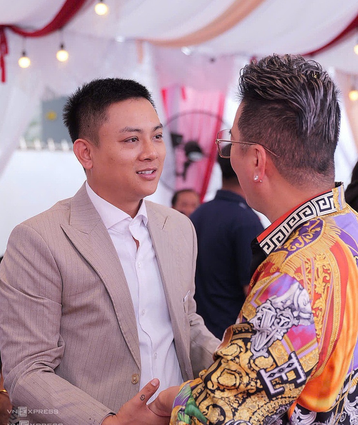 Đàm Vĩnh Hưng và đồng nghiệp chúc phúc Hoài Lâm - 2