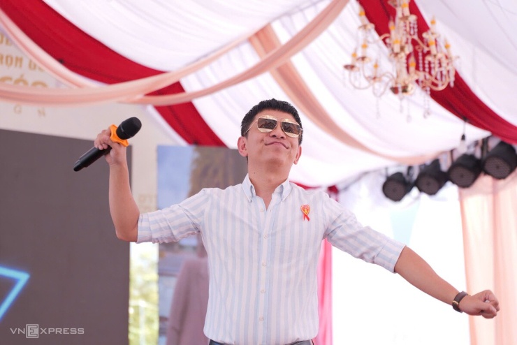 Đàm Vĩnh Hưng và đồng nghiệp chúc phúc Hoài Lâm - 6
