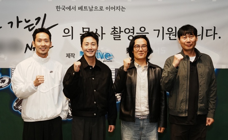 Tuấn Trần (ngoài cùng bên trái) cùng Jung Il-woo, đạo diễn Mo Hong-jin và đồng đạo diễn Kim Young-soo tại lễ khai máy.
