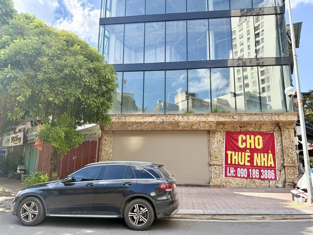 Nhiều cửa hàng, văn phòng trước đây nằm trong khu vực kinh doanh sầm uất thì nay lại treo biển cho thuê hoặc sang nhượng.